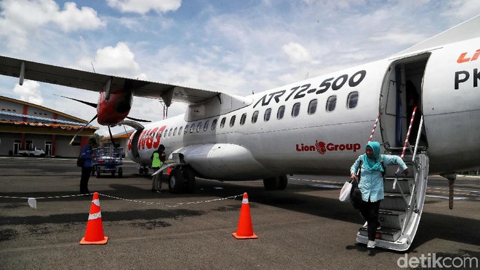 Sejumlah penumpang bersiap menaiki pesawat Wings Air di Bandara Udara Internasional Juwata Tarakan menuju Bandar Udara Nunukan Kalimantan Utara, Sabtu (5/10). Untuk mencapai pulau perbatasan Nunukan dari Tarakan ada dua jalan akses yaitu melalui Udara dan melalui laut. Untuk menuju Nunukan dari Tarakan dapat ditempuh sekitar 30 menit. Sedangkan perjalanan melalui jalur laut dapat ditempuh menjadi 2,5 jam via speed boat. tiket pesawat mencapai Rp. 300.000 dan tiket speedboat mencapai Rp. 200.000