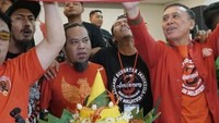 Bersama penggemar bola, ia merayakan hari dilantiknya menjadi Ketua Umum PSSI dengan nasi tumpeng. Foto: Instagram @mochammadiriawan84