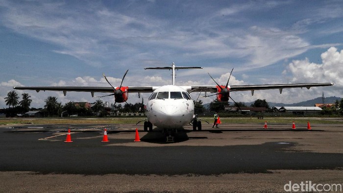 Sejumlah penumpang bersiap menaiki pesawat Wings Air di Bandara Udara Internasional Juwata Tarakan menuju Bandar Udara Nunukan Kalimantan Utara, Sabtu (5/10). Untuk mencapai pulau perbatasan Nunukan dari Tarakan ada dua jalan akses yaitu melalui Udara dan melalui laut. Untuk menuju Nunukan dari Tarakan dapat ditempuh sekitar 30 menit. Sedangkan perjalanan melalui jalur laut dapat ditempuh menjadi 2,5 jam via speed boat. tiket pesawat mencapai Rp. 300.000 dan tiket speedboat mencapai Rp. 200.000