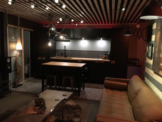 Will membangun rumahnya dengan 11 kontainer bekas yang berlokasi di Jalan McGowen, Houston, Texas. Kotak-kotak kontainer ditumpuk untuk menciptakan rumah berlantai tiga, lengkap dengan teras di atap. Foto: Dok. bionicweapon.wordpress.com