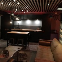 Will membangun rumahnya dengan 11 kontainer bekas yang berlokasi di Jalan McGowen, Houston, Texas. Kotak-kotak kontainer ditumpuk untuk menciptakan rumah berlantai tiga, lengkap dengan teras di atap. Foto: Dok. bionicweapon.wordpress.com