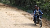 Jalan tersebut tentunya akan berdebu saat musim kemarau dan menjadi becek disaat musim hujan.