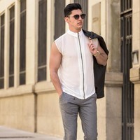 Celana cingkrang dengan potongan slim-fit bisa jadi andalan buat tampilan yang sleek dan lebih formal. Kaki juga tampak lebih jenjang sehingga membuat tubuh tampak proporsional. Potongan seperti ini bisa jadi opsi sebagai busana kantor. Foto: Getty Images