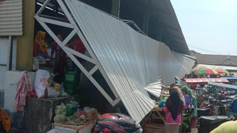 Atap Pasar Sarang Rembang Ambrol, Sejumlah Pedagang Terluka Atap Pasar Sarang Rembang Ambrol, Sejumlah Pedagang Terluka