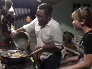 Siap-siap Dimarahi! 5 Warung Makan Ini Penjualnya Galak dan Jutek