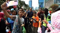 Banyak warga yang meminta foto bersama dengan Gubernur DKI Jakarta tersebut.