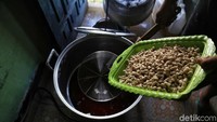 Adonan rumput laut tersebut dapat diolah menjadi makanan seperti krispi, kerupuk, dan amplang. Adonan rumput laut tersebut dapat diolah menjadi makanan seperti krispi, kerupuk, dan amplang.
