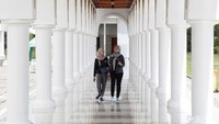 Masjid ini berdiri kokoh di atas lahan seluas 10 hektar.