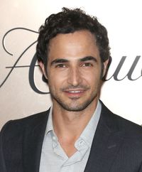 Ketatnya Persaingan Bisnis, Desainer Langganan Artis Zac Posen Gulung Tikar