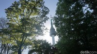 Namsan Tower adalah ikon Kota Seoul. Awalnya hanya menara pemancar untuk radio dan televisi sejak tahun 1969, lalu berubah fungsi jadi tempat wisata di tahun 1980 (Afif Farhan/detikcom)