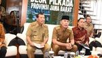 Ketua Umum PSSI, Iwan Bule Ternyata Suka Kulineran Kaki Lima