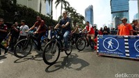 Anies tiba di Bundaran HI sekitar pukul 09.40 WIB. Dia mengenakan baju polo shirt biru gelap. Selain itu, Anies mengenakan kacamata hitam dan bercelana jins.