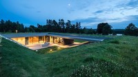 Dinamai Green Line, rumah ini tersembunyi di lapisan hijau yang tebal. Inhabitat/Paweł Ulatowski.