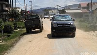Saat tim tapal batas detikcom menyambangi daerah perbatasan tersebut, Jalanan tampak berdebu saat dilintasi oleh kendaraan, terutama mobil.