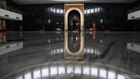 Posisi masjid ini juga tepat berada di depan Kantor Bupati Nunukan, Kalimantan Utara daerah perbatasan Indonesia-Malaysia yang berada paling utara kepulauan Kalimantan.