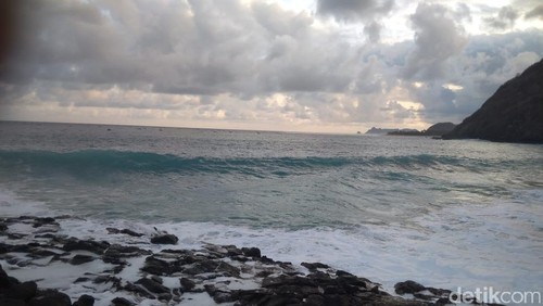 BMKG mengeluarkan peringatan dini potensi tinggi gelombang yang terjadi di perairan NTB. Diperkirakan tingginya lebih dari 2 meter.