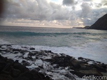 BMKG Wanti-wanti Gelombang Tinggi di Labuan Bajo Imbas Bibit Siklon 96S