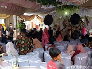 Mobil Rombongan Pengantin Ditabrak Truk, Akad Nikah Tetap Digelar