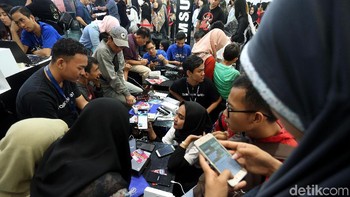 Pengunjung tampak menyemut di area pameran Indocomtech 2019 yang berlangsung di JCC Senayan, Jakarta. Foto: Rengga Sancaya
