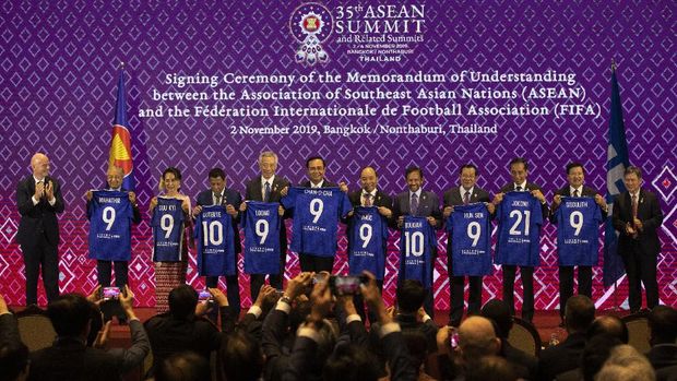 Beda! Cuma Jokowi yang Dapat Jersey No 21 dari Presiden FIFA