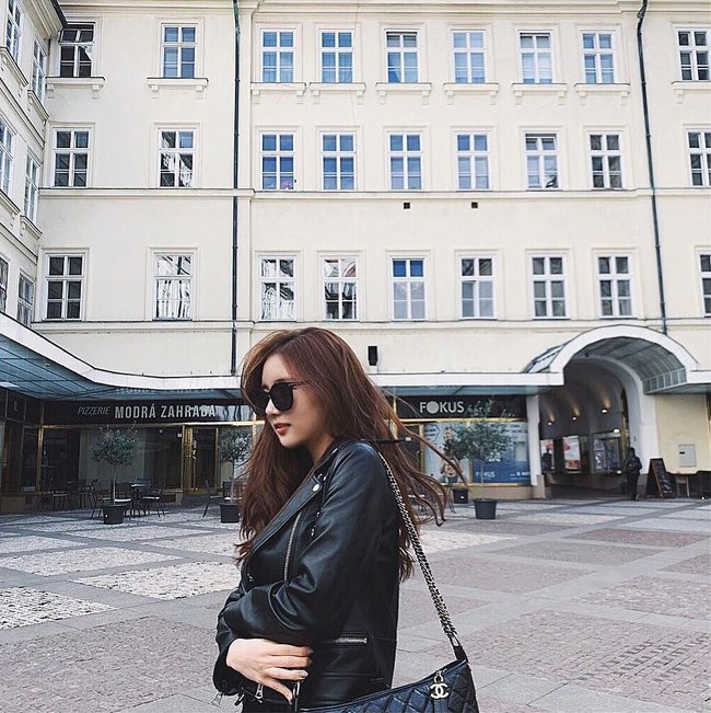 Setelah itu, Han Seo Hee sering menampilkan dirinya di Instagram dan membicarakan idol-idol lain. Seo Hee juga mengungkap pernah melihat V BTS di sebuah klub ketika dia masih di bawah umur. Kasus lainnya adalah ketika ia membicarakan Yoo Ah In yang mengaku seorang feminis dan menyinggung mengenai kelaminnya. Foto: Instagram @hxxsxxhee