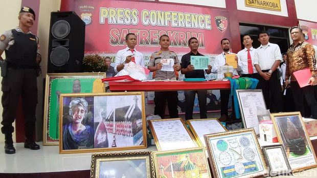  Polres Gowa, Sulsel, merilis kasus penistaan agama dan pencucian uang pimpinan Tajul Khalwatiyah, Gowa, Puang Lallang alias Mahaguru (74)