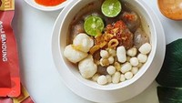 Penggila makanan pedas wajib singgah di kedai Baso Aci Kang Hanafi. Bubuk cabai yang ditambahkan pada baso aci ini tak tanggung-tanggung. Isiannya juga terbilang komplet dengan harga Rp 15 ribuan.  Foto: instagram