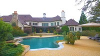 Mansion mewah itu memiliki sebuah kolam renang dan taman yang luas di bagian belakang. Dok. Harry Norman Realtor/TNI Press