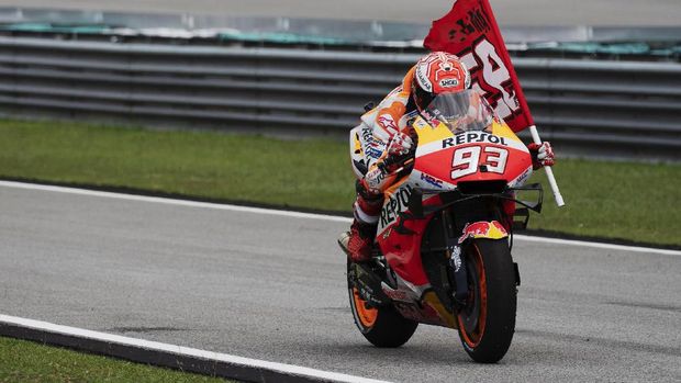 KUALA LUMPUR, MALAYSIA - NOVEMBER 03: Marc Marquez of Spain and Repsol Honda Team  celebrates with flag at the end of the MotoGP race during the MotoGP of Malaysia - Race at Sepang Circuit on November 03, 2019 in Kuala Lumpur, Malaysia. (Photo by Mirco Lazzari gp/Getty Images)