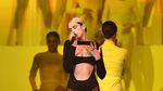 Lihat Dua Lipa tampil Menggoda, Anwar Hadid Cemburu?