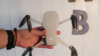 DJI Mavic Mini disebut sebagai drone terkecil dan paling murah dari DJI. Beratnya dengan baterai dan microSD terpasang hanya 249 gram. Foto: Pocket Lint