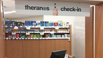 Setelah drop out dari kuliahnya, Holmes fokus mengembangkan Theranos. Bersama sejumlah ilmuwan, Holmes dan Theranos menciptakan alat tes darah bernama Edison yang diklaim bisa mendeteksi penyakit seperti kanker dan kolesterol tinggi hanya dengan beberapa tetes darah. Foto: istimewa