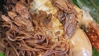 Kalau orang Surabaya menyebut nasi jangkrik berupa nasi putih, suun, telur dan suwiran daging atau ikan plus sambal. Huah, enak! Foto : Instagram @delareinevictoria