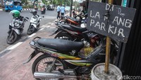 Papan imbauan dilarang parkir pun tidak digubris para pemotor.