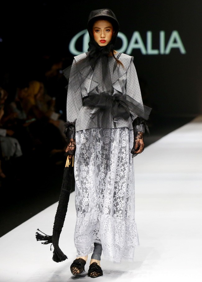 Rancangan Barli Asmara di JFW 2020 mengangkat tema Feminine Monochrome yang terinspirasi dari perempuan Indonesia yang lembut dan kuat. Foto: Rachman Haryanto/ detikcom.