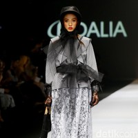 Rancangan Barli Asmara di JFW 2020 mengangkat tema Feminine Monochrome yang terinspirasi dari perempuan Indonesia yang lembut dan kuat. Foto: Rachman Haryanto/ detikcom.