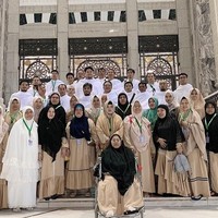 Pada tahun ini umrah Ivan Gunawan berbeda. Dia mengajak puluhan karyawan dan pelanggan Mandja Hijab untuk umrah bersama. Foto: Muhammad Abduh/Detikcom, Dok. Instagram