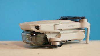 Harga pun paling murah di antara jajaran drone DJI lain, mulai USD 399 dengan paket standar termasuk remote kontrol, satu baterai dan propeller ekstra. Foto: Pocket Lint