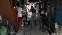 Tumijan, koordinator warga Kampung Walang Blok A menjelaskan, apabila pemerintah hendak menata pemukiman itu, setidaknya warga harus dibangunkan hunian sementara (shelter).