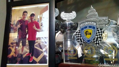 Melihat Koleksi Piala Almarhum Afridza Munandar