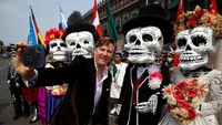 Ingat film animasi Coco? Film itu pun ikut mengangkat tema Dia de los Muertos. (Foto: Reuters)