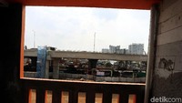 Bangunan-bangunan yang akan dilintasi proyek tol juga telah dibongkar.