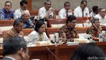 Sri Mulyani Bersyal Batik Saat Evaluasi APBN 2019 Bareng DPR