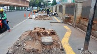 Saat dicek di seberang Stasiun Cikini, Jakarta Pusat, Senin (4/11/2019), tampak ada 8 bekas pohon yang ditebang. Pohon-pohon yang ditebang itu ada di tengah-tengah trotoar yang sebelumnya diperlebar.