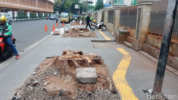 Giliran Jalur Sepeda Dibongkar Demi Trotoar