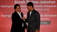 Menteri BUMN yang juga Ketua Umum Komite Olimpiade Indonesia (KOI) periode 2015-2019 Erick Thohir (kiri) berjabat tangan dengan Ketua Umum KOI periode 2019-2023 Raja Sapta Oktohari. ANTARA FOTO/Sigid Kurniawan.