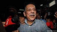 Nggak ke mana-mana, pulang ke rumah, mau pulang ke rumah, katanya usai saat meninggalkan rutan di belakang gedung KPK, Jalan Kuningan Persada, Jakarta Selatan, Senin (4/11/2019).