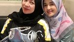Momen Asyik Melly Goeslaw yang Tampil Sedehana Saat Kulineran