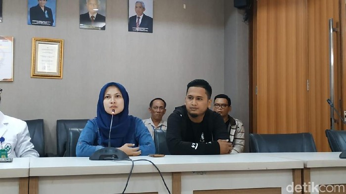 Orang tua bayi kembar siam Ardi-Ardan (Foto: Sarah Oktaviani Alam/detikHealth) Orang tua bayi kembar siam Ardi-Ardan (Foto: Sarah Oktaviani Alam/detikHealth)