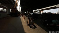 Alat berat juga terus bekerja untuk merampungkan pembangunan Tol Becakayu.
